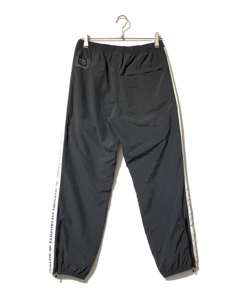 UMBRO（アンブロ）UMBRO (アンブロ) Diaspora Skateboards (ディアスポラスケートボードズ) ナイロンパンツ/フットボールトラックパンツ グレー サイズ:Mの古着・服飾アイテム
