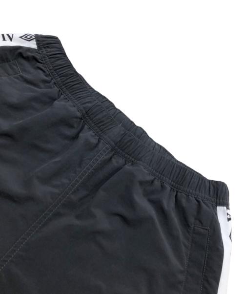UMBRO（アンブロ）UMBRO (アンブロ) Diaspora Skateboards (ディアスポラスケートボードズ) ナイロンパンツ/フットボールトラックパンツ グレー サイズ:Mの古着・服飾アイテム