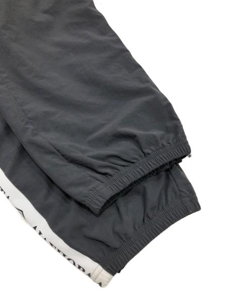 UMBRO（アンブロ）UMBRO (アンブロ) Diaspora Skateboards (ディアスポラスケートボードズ) ナイロンパンツ/フットボールトラックパンツ グレー サイズ:Mの古着・服飾アイテム