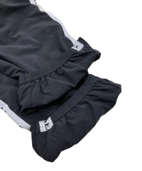 UMBRO（アンブロ）UMBRO (アンブロ) Diaspora Skateboards (ディアスポラスケートボードズ) ナイロンパンツ/フットボールトラックパンツ グレー サイズ:Mの古着・服飾アイテム