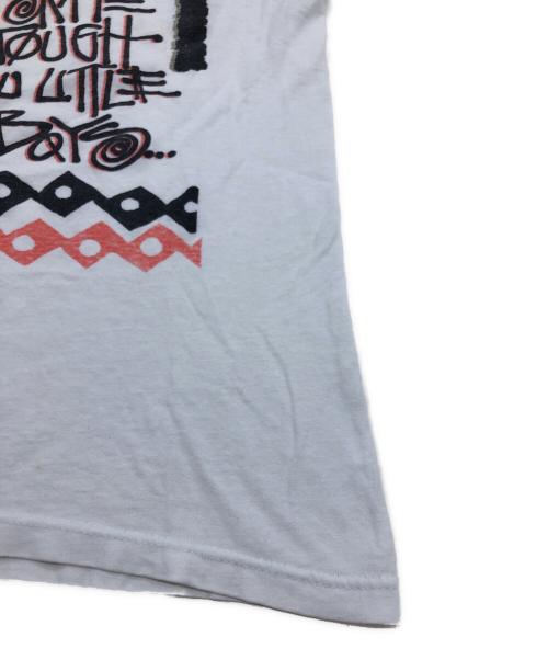 stussy（ステューシー）stussy (ステューシー) SKATE TOUGH YOU LITTLE BOY TEE ホワイト サイズ:Mの古着・服飾アイテム