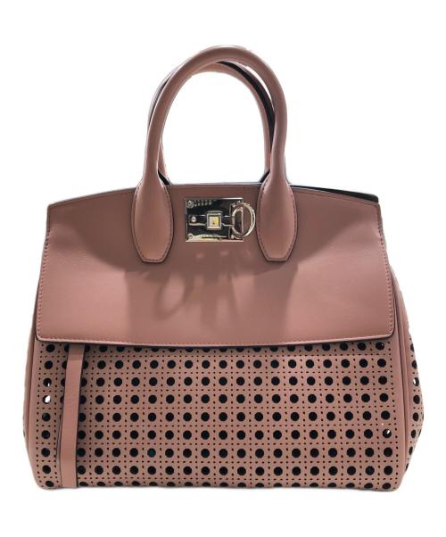 Salvatore Ferragamo（サルヴァトーレ フェラガモ）Salvatore Ferragamo (サルヴァトーレ フェラガモ) ガンチーニ-パンチングSTUDIO BAG ライトピンクの古着・服飾アイテム