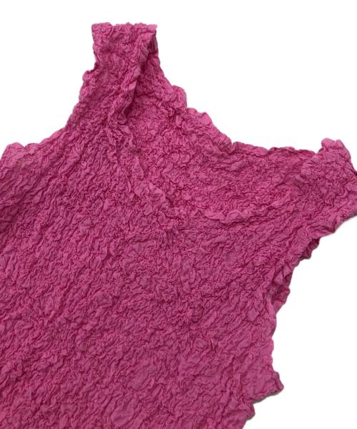 me ISSEY MIYAKE（ミーイッセイ ミヤケ）me ISSEY MIYAKE (ミーイッセイ ミヤケ) ノースリーブカットソー ショッキングピンク サイズ:Freeの古着・服飾アイテム