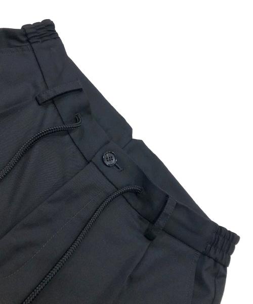 AKM（エーケーエム）AKM (エーケーエム) STRETCH WOOL 1TUCK TAPERED SLACKS ブラック サイズ:Mの古着・服飾アイテム