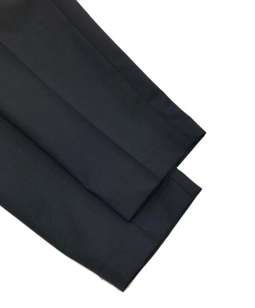 AKM（エーケーエム）AKM (エーケーエム) STRETCH WOOL 1TUCK TAPERED SLACKS ブラック サイズ:Mの古着・服飾アイテム