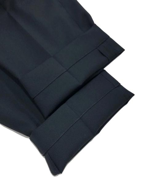 AKM（エーケーエム）AKM (エーケーエム) STRETCH WOOL 1TUCK TAPERED SLACKS ブラック サイズ:Mの古着・服飾アイテム