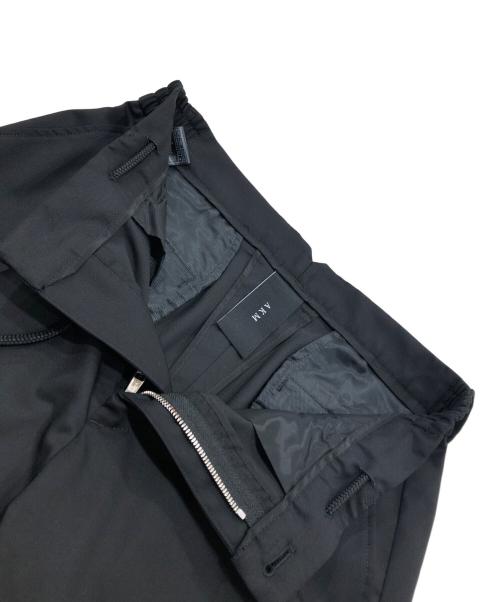 AKM（エーケーエム）AKM (エーケーエム) STRETCH WOOL 1TUCK TAPERED SLACKS ブラック サイズ:Mの古着・服飾アイテム