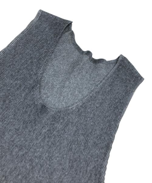 PLEATS PLEASE（プリーツプリーズ）PLEATS PLEASE (プリーツプリーズ) ノースリーブプリーツカットソー ライトグレー サイズ:3の古着・服飾アイテム