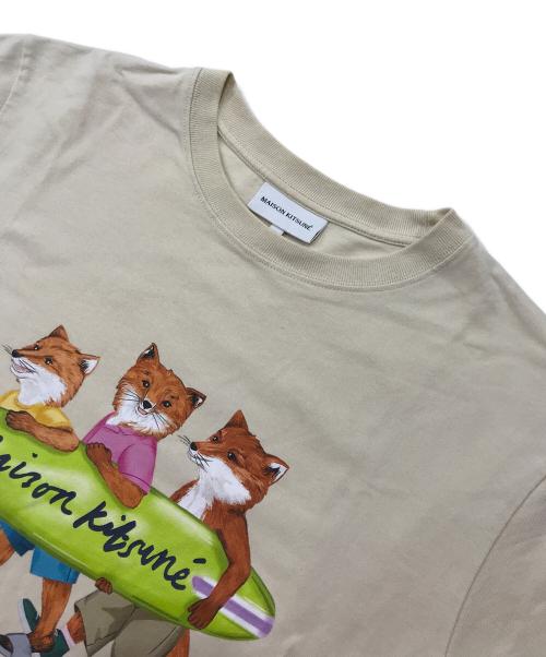 maison kitsune（メゾンキツネ）maison kitsune (メゾンキツネ) サーフィンフォックスプリントTシャツ ベージュ サイズ:Ｓの古着・服飾アイテム