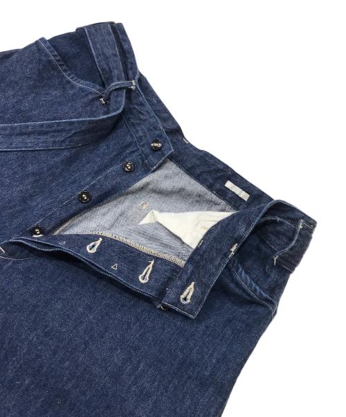 COMOLI（コモリ）COMOLI (コモリ) ベルテッドデニムパンツ インディゴ サイズ:4の古着・服飾アイテム