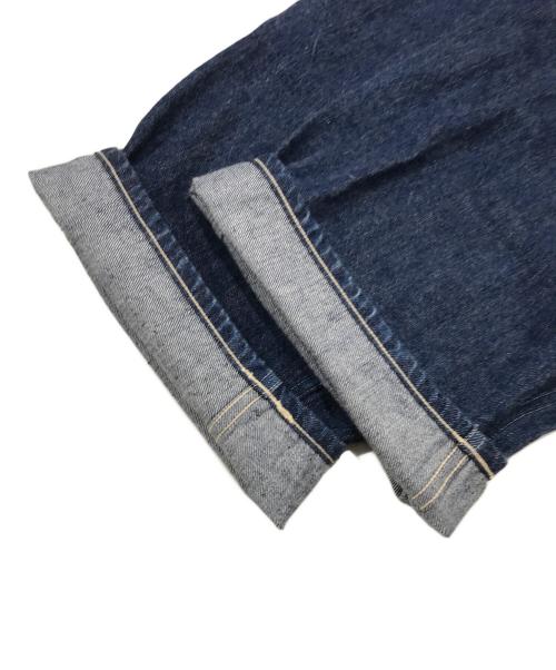 COMOLI（コモリ）COMOLI (コモリ) ベルテッドデニムパンツ インディゴ サイズ:4の古着・服飾アイテム