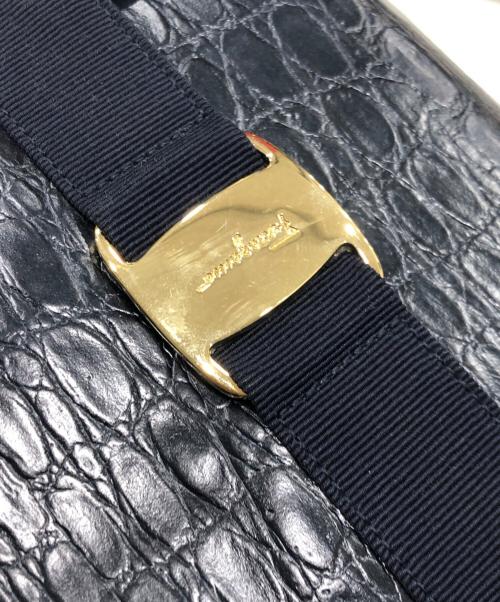 Salvatore Ferragamo（サルヴァトーレ フェラガモ）Salvatore Ferragamo (サルヴァトーレ フェラガモ) ヴァラクロコ型押し2WAYバッグ ネイビーの古着・服飾アイテム
