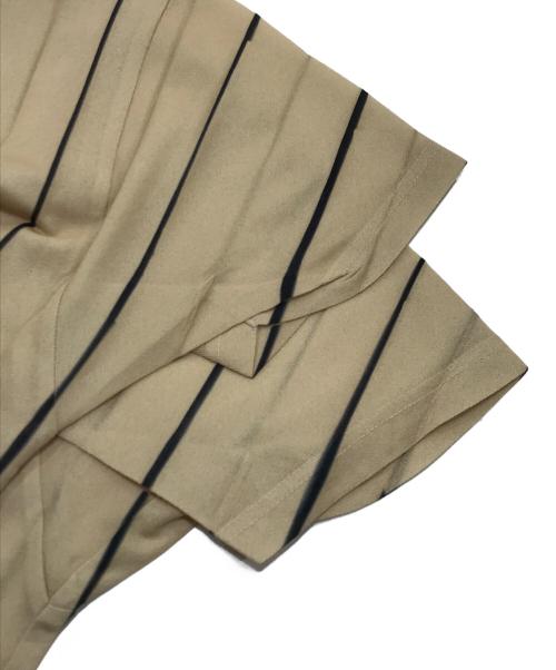 ISSEY MIYAKE（イッセイミヤケ）ISSEY MIYAKE (イッセイミヤケ) ストライププリーツカットソー ベージュ サイズ:Mの古着・服飾アイテム