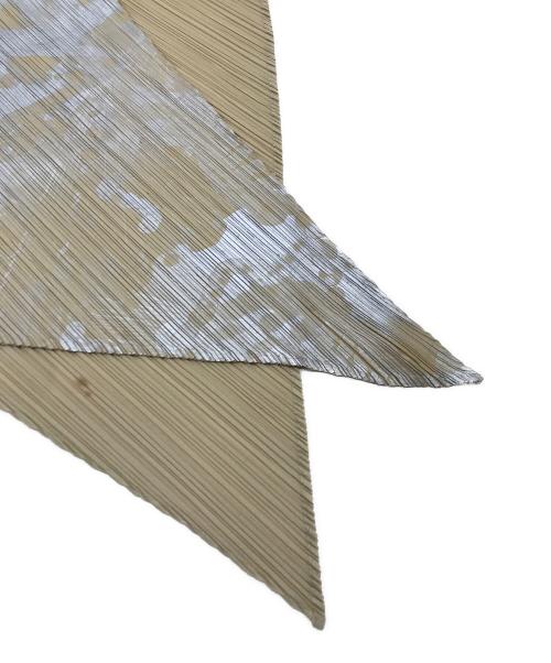 PLEATS PLEASE（プリーツプリーズ）PLEATS PLEASE (プリーツプリーズ) プリントプリーツスカーフ ベージュの古着・服飾アイテム