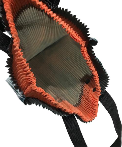 ISSEY MIYAKE（イッセイミヤケ）ISSEY MIYAKE (イッセイミヤケ) ポリプリーツトートバッグ グリーンの古着・服飾アイテム