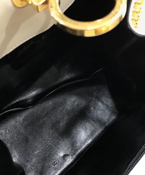 Salvatore Ferragamo（サルヴァトーレ フェラガモ）Salvatore Ferragamo (サルヴァトーレ フェラガモ) ガンチーニチェーンショルダーバッグ ホワイトの古着・服飾アイテム