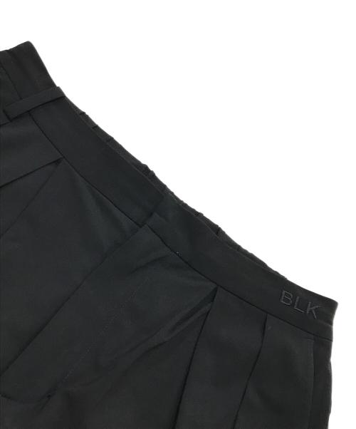 WHITE MOUNTAINEERING（ホワイトマウンテ二アニング）WHITE MOUNTAINEERING (ホワイトマウンテ二アニング) TECH 3TUCK TAPERED PANTS ブラック サイズ:2の古着・服飾アイテム