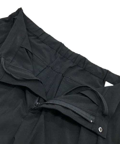 WHITE MOUNTAINEERING（ホワイトマウンテ二アニング）WHITE MOUNTAINEERING (ホワイトマウンテ二アニング) TECH 3TUCK TAPERED PANTS ブラック サイズ:2の古着・服飾アイテム