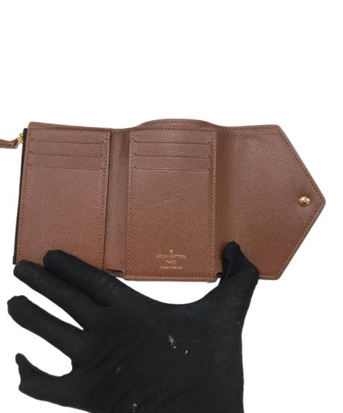 LOUIS VUITTON（ルイ ヴィトン）LOUIS VUITTON (ルイ ヴィトン) 3つ折り財布/ポルトフォイユ・ヴィクトリーヌ ブラウンの古着・服飾アイテム