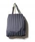 me ISSEY MIYAKE (ミーイッセイ ミヤケ) TRUNK PLEATS BAG グレー：8000円