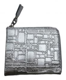 COMME des GARCONS（コムデギャルソン）の古着「EMBOSSED LOGOTYPE」｜シルバー