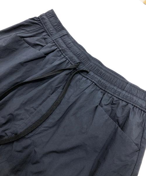 WHITE MOUNTAINEERING（ホワイトマウンテ二アニング）WHITE MOUNTAINEERING (ホワイトマウンテ二アニング) ワイドカーゴ ジョガーパンツナイロンパンツ ブラック サイズ:2の古着・服飾アイテム