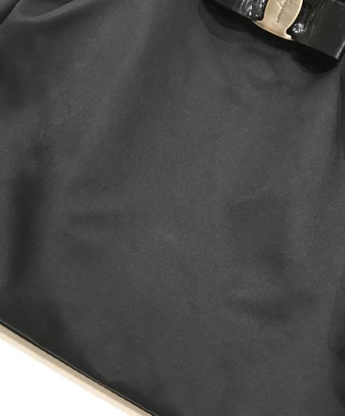 Salvatore Ferragamo（サルヴァトーレ フェラガモ）Salvatore Ferragamo (サルヴァトーレ フェラガモ) ヴァラリボン ナイロントートバッグ ブラックの古着・服飾アイテム