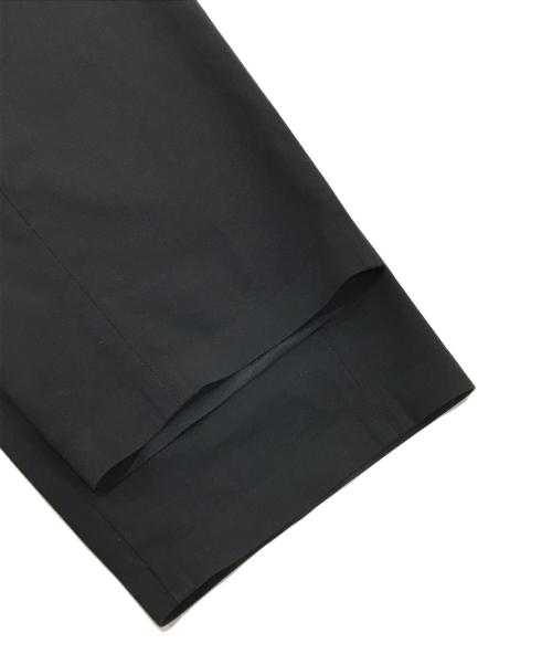 WHITE MOUNTAINEERING（ホワイトマウンテ二アニング）WHITE MOUNTAINEERING (ホワイトマウンテ二アニング) STRETCHED HYBRID WIDE TAPERED PANTS ブラックの古着・服飾アイテム
