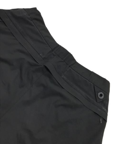 WHITE MOUNTAINEERING（ホワイトマウンテ二アニング）WHITE MOUNTAINEERING (ホワイトマウンテ二アニング) STRETCHED HYBRID WIDE TAPERED PANTS ブラックの古着・服飾アイテム