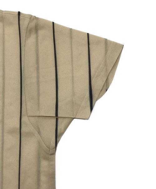 ISSEY MIYAKE（イッセイミヤケ）ISSEY MIYAKE (イッセイミヤケ) プリーツカットソー/半袖カットソー ベージュ サイズ:Mの古着・服飾アイテム