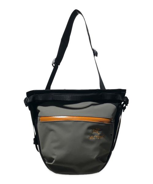 ARC'TERYX（アークテリクス）ARC'TERYX (アークテリクス) 別注 ARRO8 REBIRD SHOULDER BAG ブラック×グレーの古着・服飾アイテム