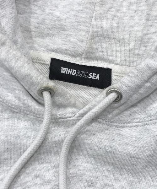 WIND AND SEA（ウィンダンシー）WIND AND SEA (ウィンダンシー) ロゴプリントプルオーバーパーカー グレー サイズ:Ｌの古着・服飾アイテム
