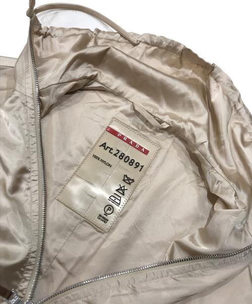PRADA SPORTS（プラダスポーツ）PRADA SPORTS (プラダスポーツ) ドロストカラーシャイニーナイロンジャケット ベージュ サイズ:38の古着・服飾アイテム