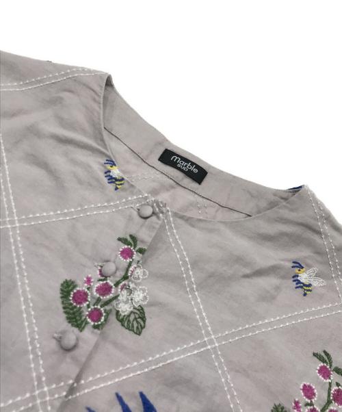 Marble SUD（マーブルシュッド）Marble SUD (マーブルシュッド) 花とミツバチ コットンリネン刺しゅうワンピース グレー サイズ:表記なしの古着・服飾アイテム