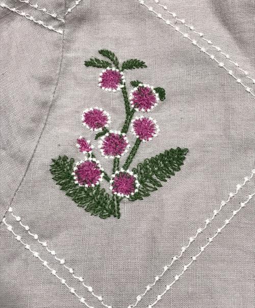 Marble SUD（マーブルシュッド）Marble SUD (マーブルシュッド) 花とミツバチ コットンリネン刺しゅうワンピース グレー サイズ:表記なしの古着・服飾アイテム
