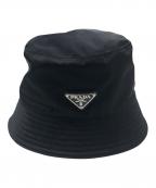 PRADAプラダ）の古着「ロゴプレートバケットハット」｜ブラック