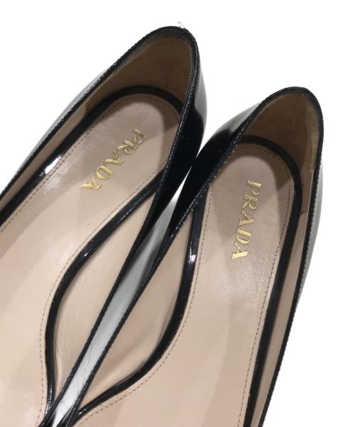 PRADA（プラダ）PRADA (プラダ) ロゴプレートパテントレザーパンプス ブラック サイズ:39の古着・服飾アイテム