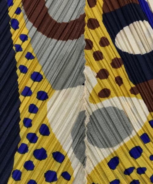 PLEATS PLEASE（プリーツプリーズ）PLEATS PLEASE (プリーツプリーズ) 総柄ジグザグプリーツスカート ベージュ サイズ:3の古着・服飾アイテム