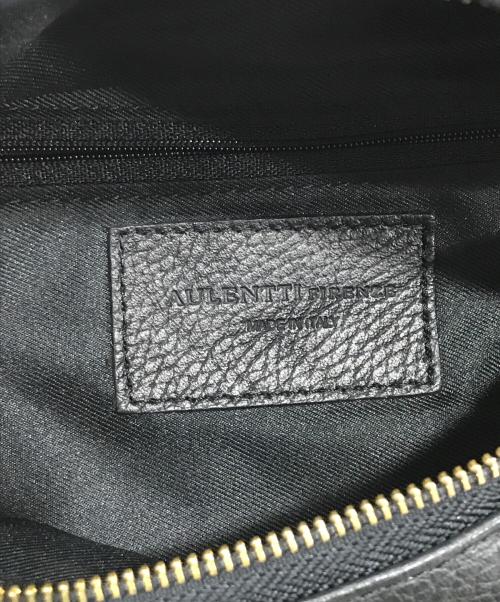 AULENTTI（オウレンティ）AULENTTI (オウレンティ) レザーボディバッグ ブラックの古着・服飾アイテム