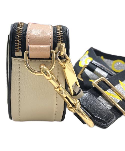 MARC JACOBS（マークジェイコブズ）MARC JACOBS (マークジェイコブズ) スナップショットショルダーバッグ ベージュ×ピンクの古着・服飾アイテム