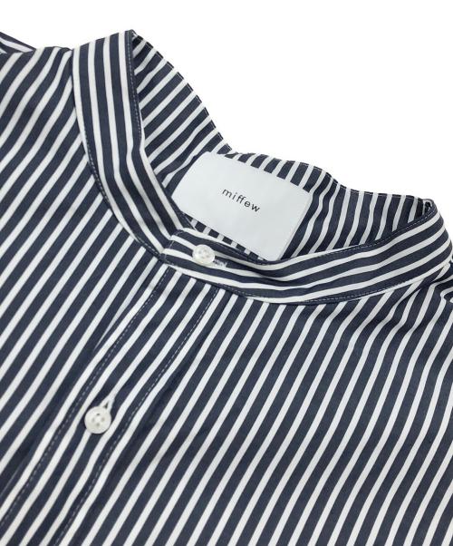 miffew（ミフュー）miffew (ミフュー) ロングダウンシャツ ホワイト×ネイビー サイズ:3の古着・服飾アイテム