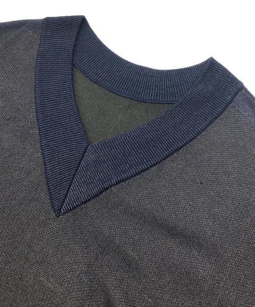 ISSEY MIYAKE（イッセイミヤケ）ISSEY MIYAKE (イッセイミヤケ) Vネックニット ネイビー×カーキ サイズ:2の古着・服飾アイテム
