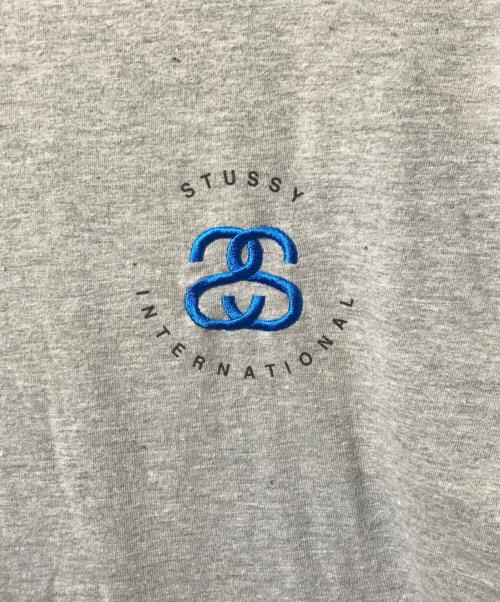 stussy（ステューシー）stussy (ステューシー) 刺繍Tシャツ グレー サイズ:SIZE Mの古着・服飾アイテム