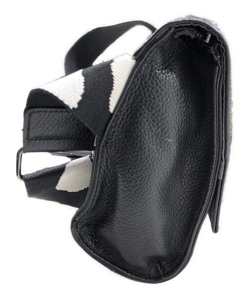 ear PAPILLONNER（イアパピヨネ）ear PAPILLONNER (イアパピヨネ) ワイドテープショルダーバッグ ブラックの古着・服飾アイテム