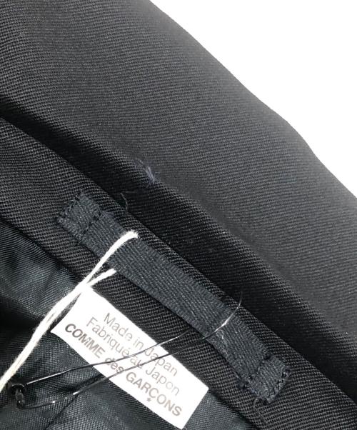 COMME des GARCONS HOMME PLUS（コムデギャルソンオムプリュス）COMME des GARCONS HOMME PLUS (コムデギャルソンオムプリュス) パテッドクロップド変形テーラードジャケット ブラック サイズ:Mの古着・服飾アイテム