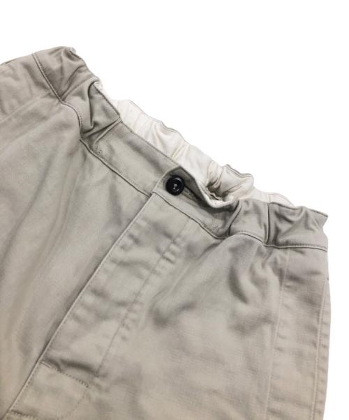 MHL（エムエイチエル）MHL (エムエイチエル) ORGANIC COTTON SATEEN TROUSERS ベージュの古着・服飾アイテム