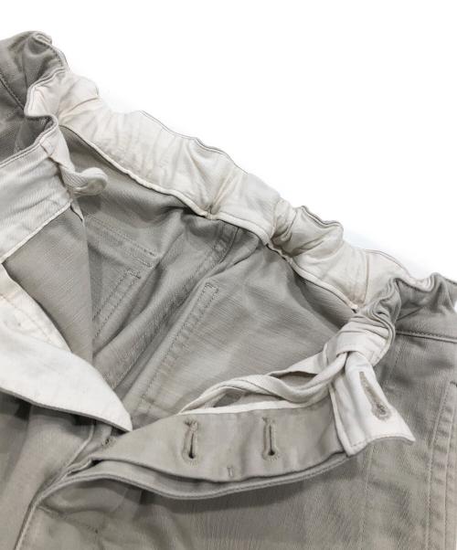MHL（エムエイチエル）MHL (エムエイチエル) ORGANIC COTTON SATEEN TROUSERS ベージュの古着・服飾アイテム