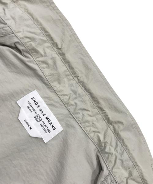 ENDS and MEANS（エンズアンド ミーンズ）ENDS AND MEANS (エンズアンド ミーンズ) ライトシャツジャケット／ナイロンジャケット ベージュ サイズ:Mの古着・服飾アイテム