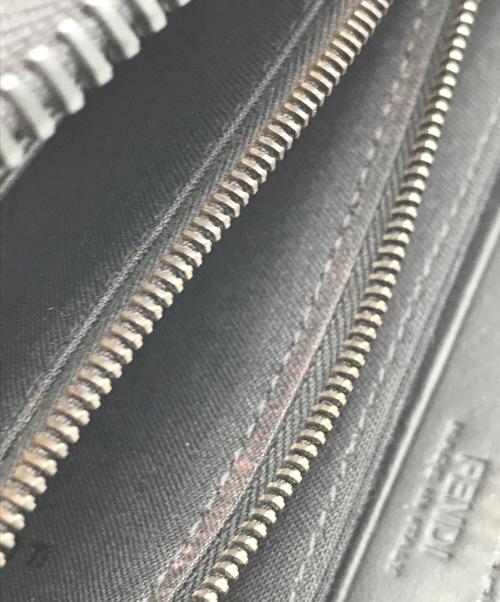 FENDI（フェンディ）FENDI (フェンディ) エンボスロゴラウンドファスナーロングウォレット/長財布 ブラックの古着・服飾アイテム