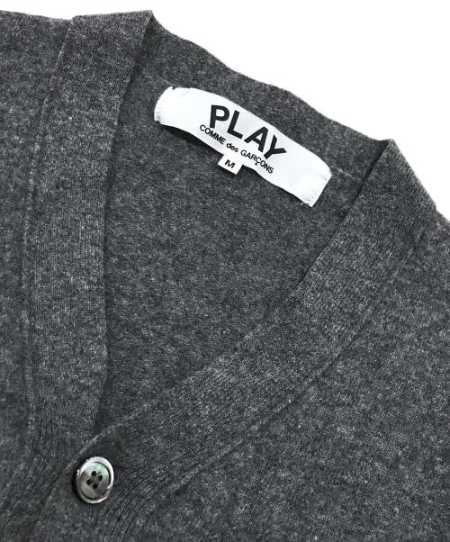 PLAY COMME des GARCONS（プレイコムデギャルソン）PLAY COMME des GARCONS (プレイコムデギャルソン) ハートワッペンVネックカーディガン/ウールカーディガン グレー サイズ:Mの古着・服飾アイテム